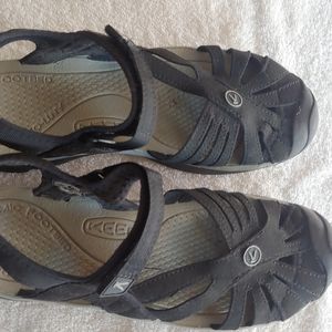 Like new, Keen walking shoe, size 10